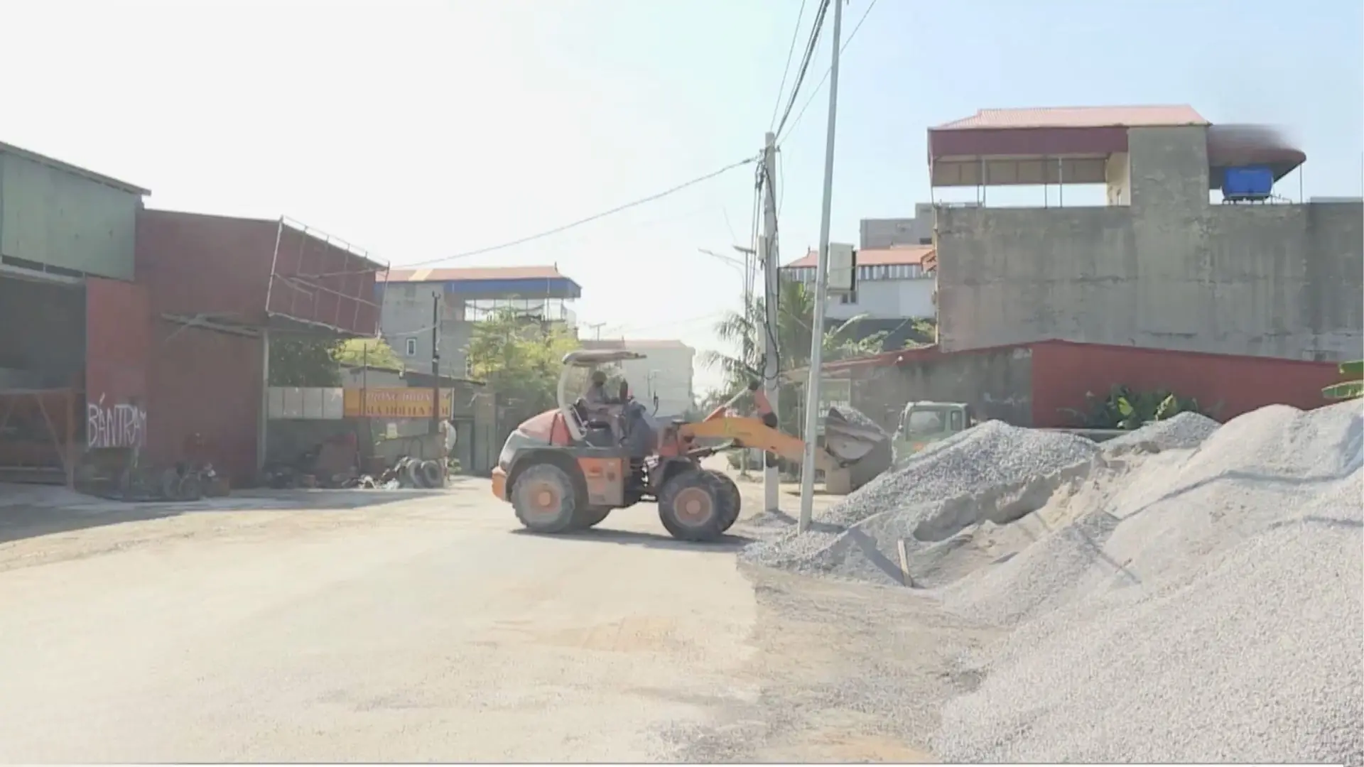 Trạm trộn 'vô phép' giữa khu dân cư